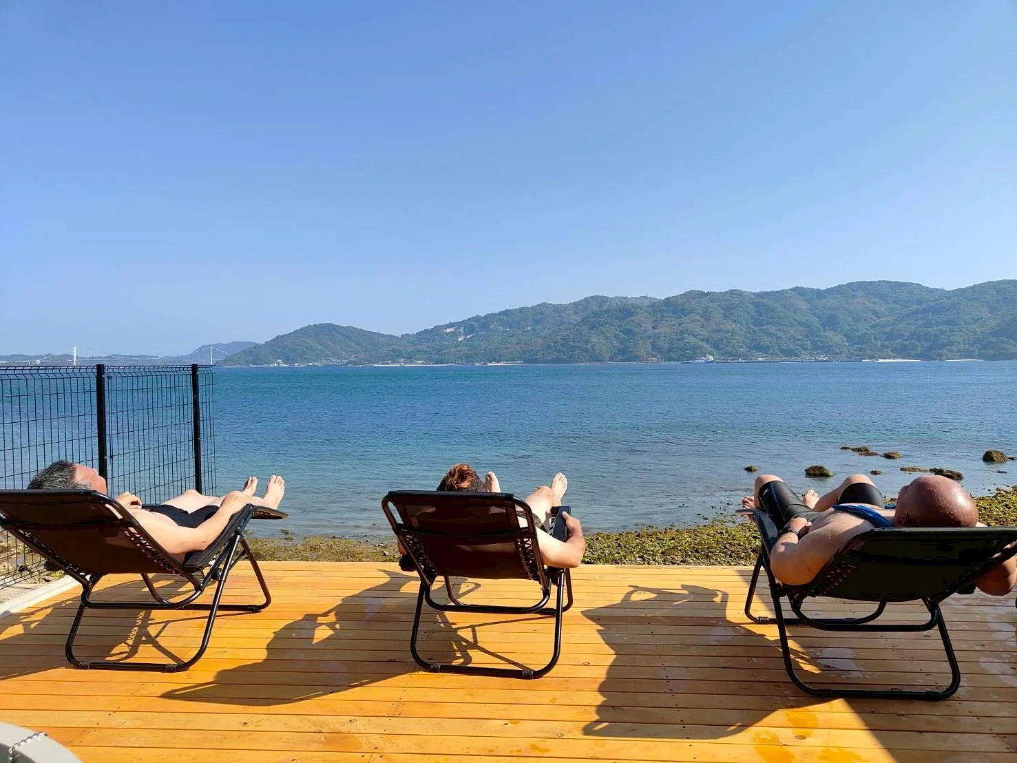 ベンチで外気浴。
