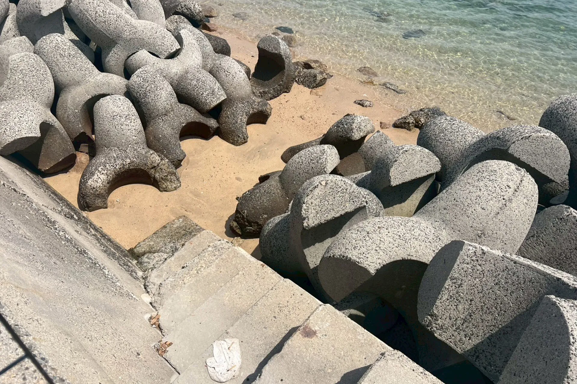 サウナから数秒で、砂浜→海へドボン。